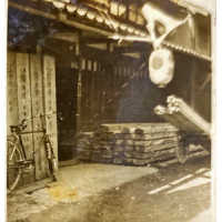 京都市伏見区瀬戸物町725-2の賃貸物件/当初の写真。軒下は材木置き場になっていた模様。