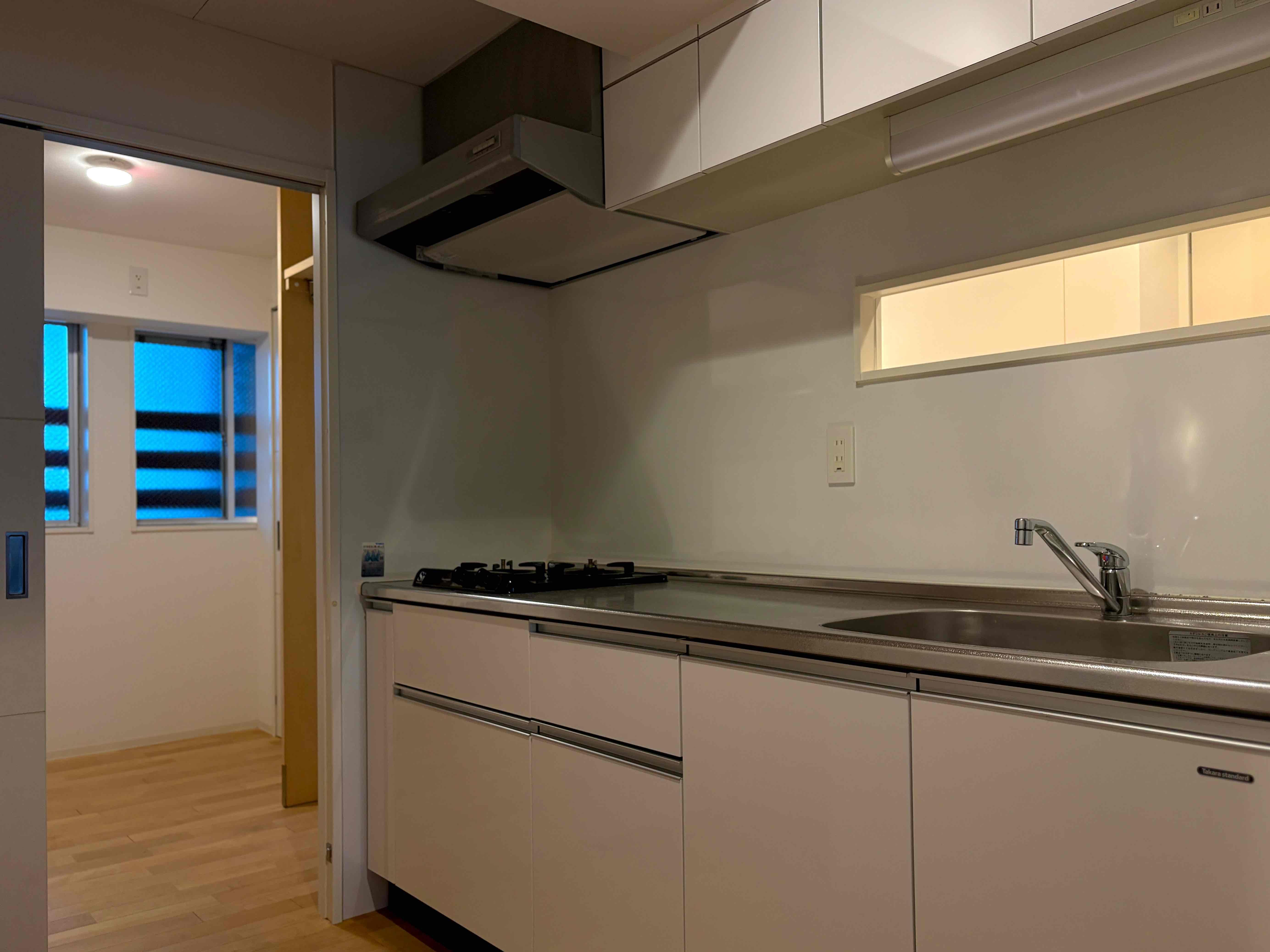 京都市北区紫野西泉堂町42-1の賃貸物件/キッチンには廊下方面に開いた箇所があるのがワンポイントに