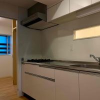 京都市北区紫野西泉堂町42-1の賃貸物件/キッチンには廊下方面に開いた箇所があるのがワンポイントに