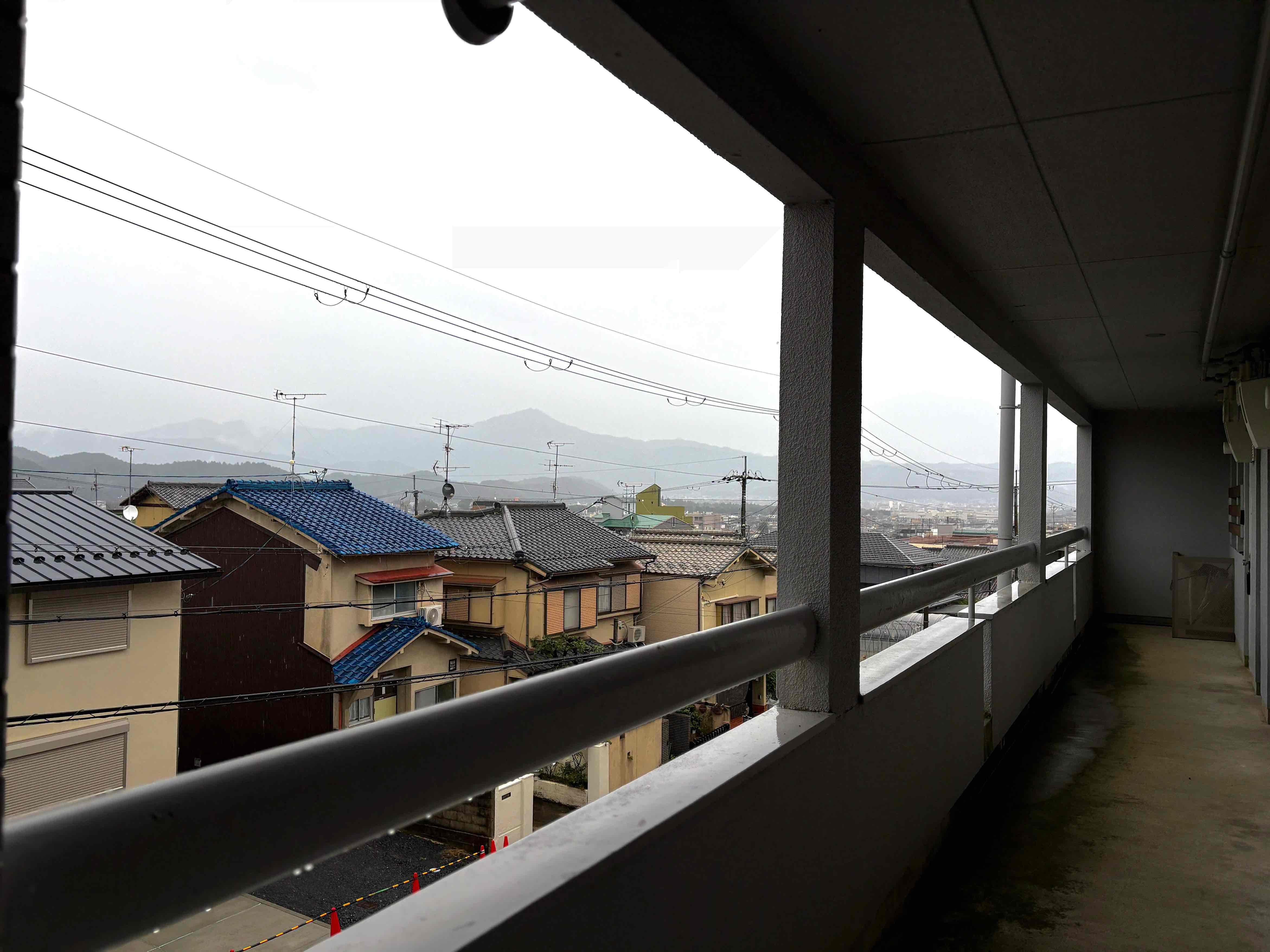 京都市北区紫野西泉堂町42-1の賃貸物件/共用廊下からは比叡山。撮影日はあいにくの雨でしたが、晴れていればスカッと見晴らしがよさそう