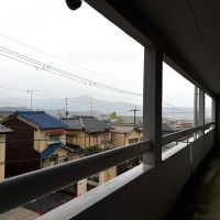 京都市北区紫野西泉堂町42-1の賃貸物件/共用廊下からは比叡山。撮影日はあいにくの雨でしたが、晴れていればスカッと見晴らしがよさそう