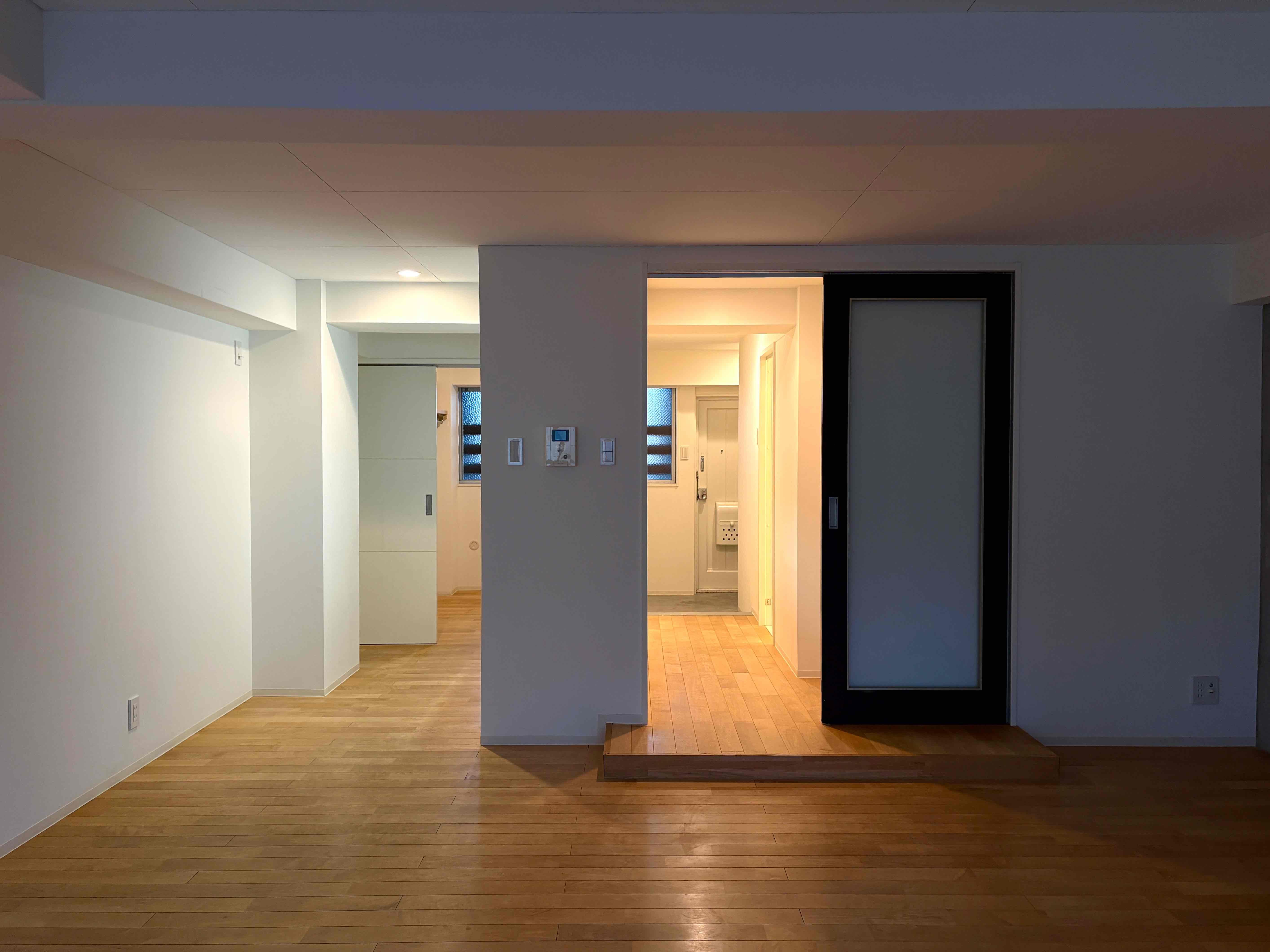 京都市北区紫野西泉堂町42-1の賃貸物件/左がキッチンとウォークスルークローゼット、右が廊下から玄関土間へ。という位置関係