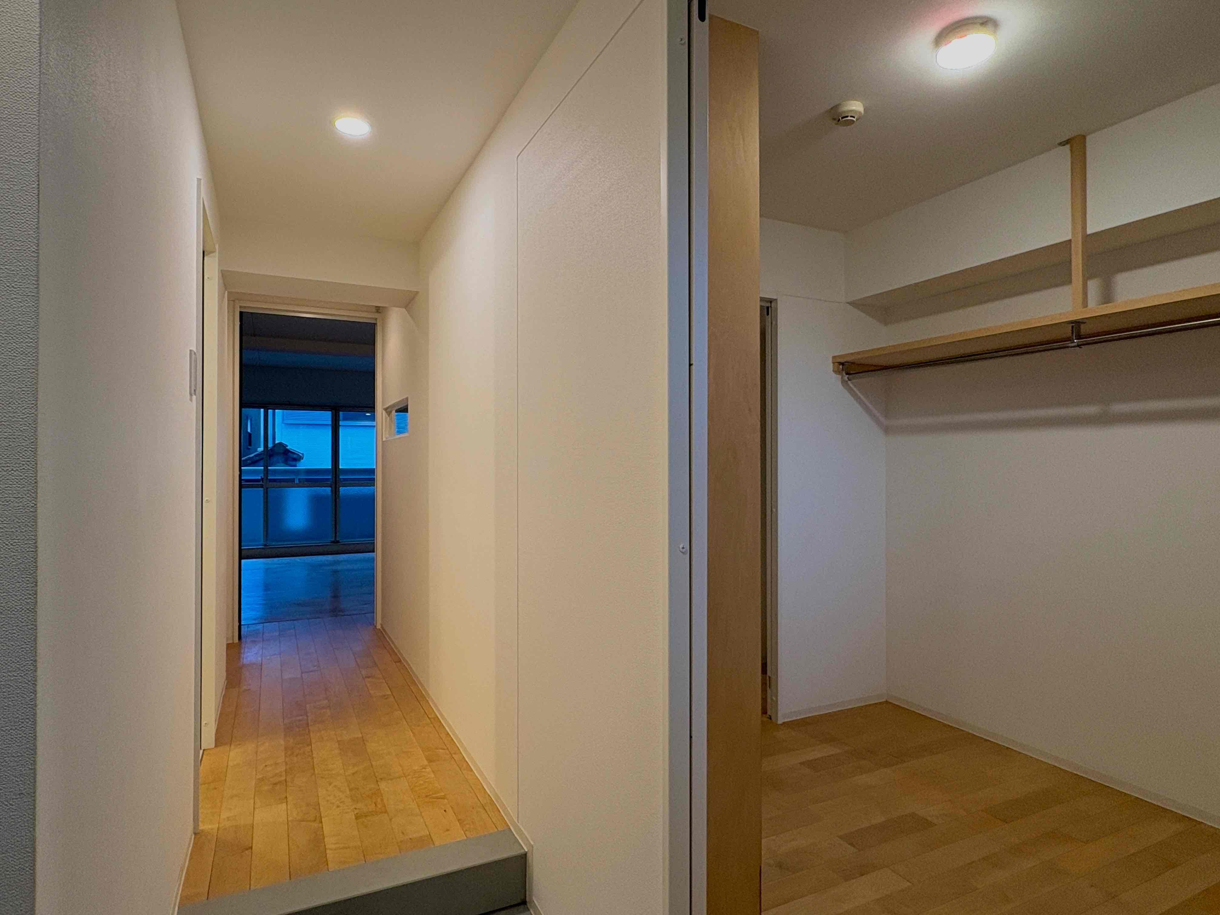 京都市北区紫野西泉堂町42-1の賃貸物件/帰宅後は右のクローゼットで部屋着に早着替え。あとはソファーでまったりするだけ