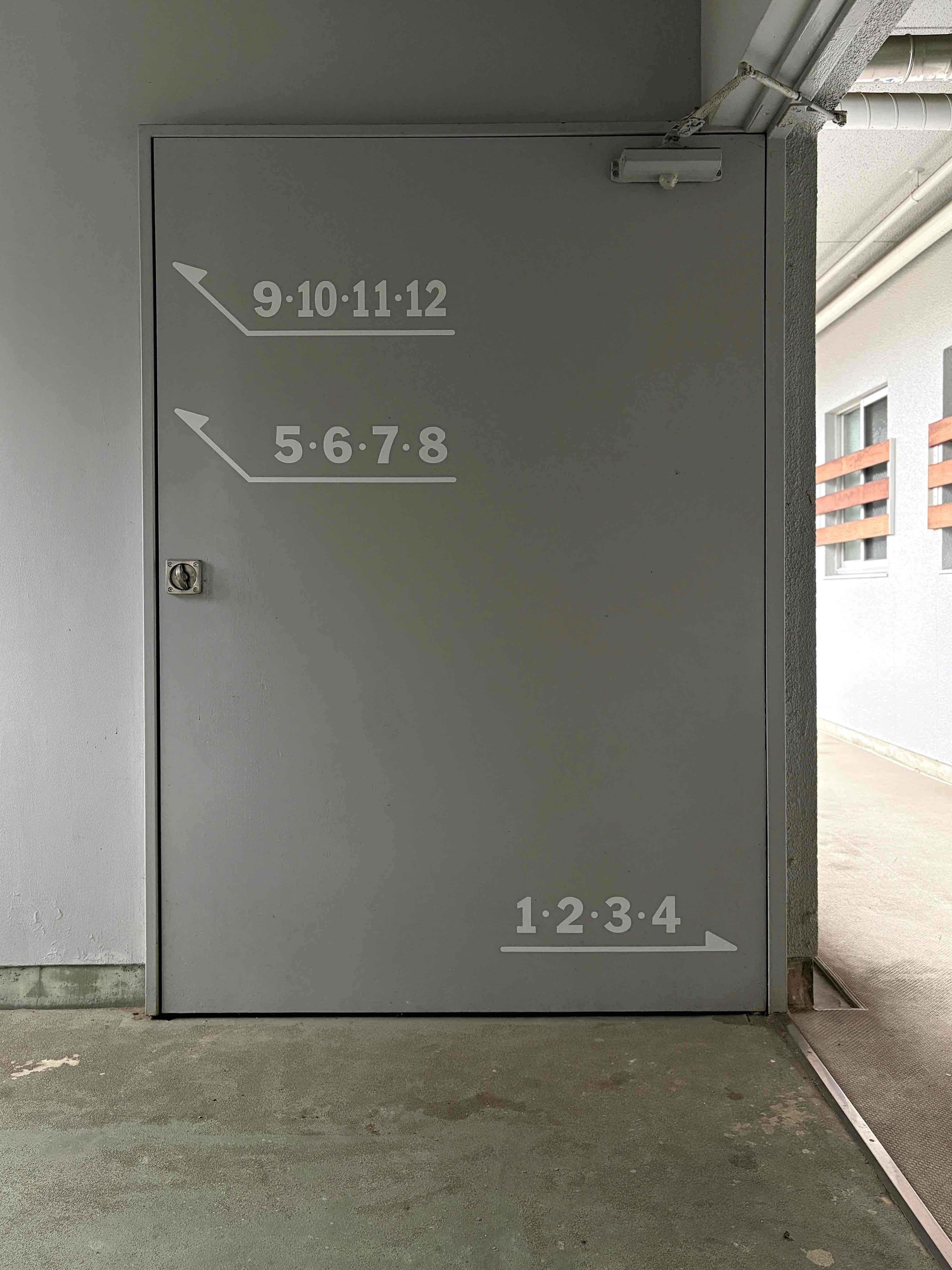 京都市北区紫野西泉堂町42-1の賃貸物件/防火扉に案内表示