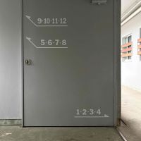 京都市北区紫野西泉堂町42-1の賃貸物件/防火扉に案内表示