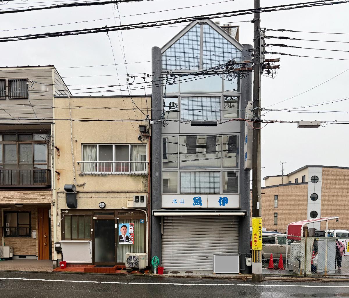 京都市北区紫竹大門町38ー6の売買物件/外観全景。ちょっとポストモダンの香りのする鉄骨造ビル。南側は広い駐車場、公園と続いているのでとっても抜け感があります