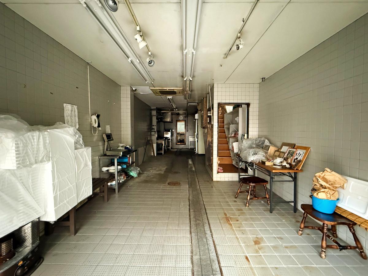 京都市北区紫竹大門町38ー6の売買物件/1階全景。元老舗の魚屋さんだったので入口サッシのない開放感ある店内。飲食でも美容室でも作りやすいですね。きれいに使い込まれております