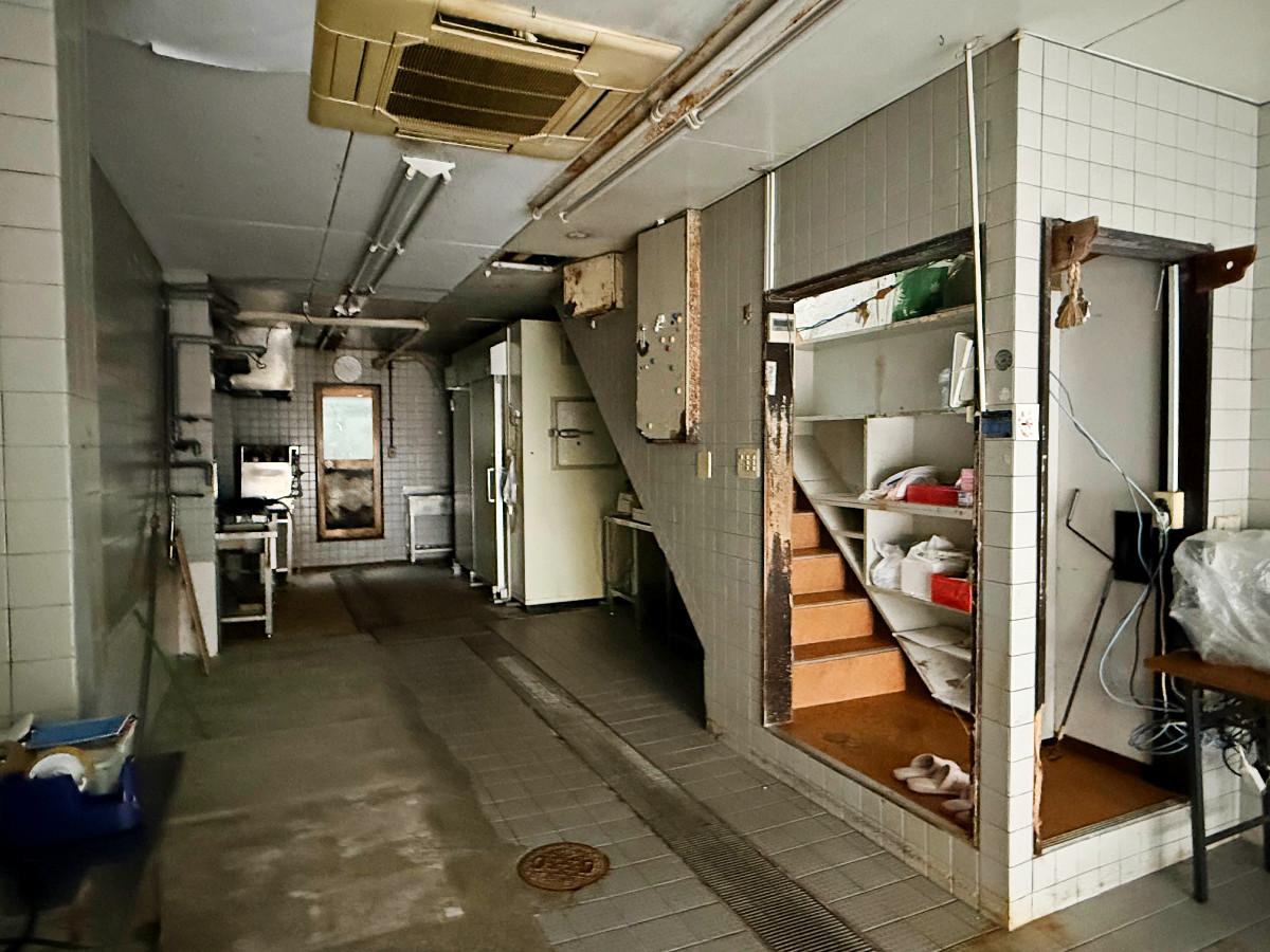 京都市北区紫竹大門町38ー6の売買物件/1階奥。一番奥には冷蔵室が。余計な設備が設置されていないので改装がしやすそう