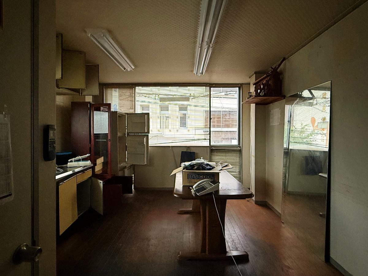 京都市北区紫竹大門町38ー6の売買物件/2階西側居室。2階も3階は住まずに事務所として使われていたようで大きな給湯室といった風情