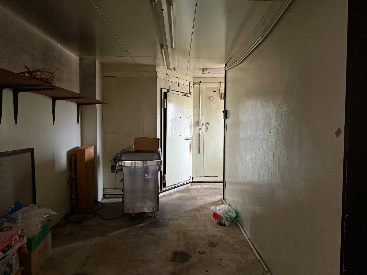 京都市北区紫竹大門町38ー6の売買物件/2階東側。ここには大きな冷凍室が鎮座していますこの辺取り払って浴室など作るのがいいかもですね