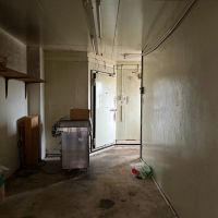 京都市北区紫竹大門町38ー6の売買物件/2階東側。ここには大きな冷凍室が鎮座していますこの辺取り払って浴室など作るのがいいかもですね