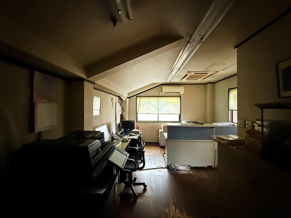 京都市北区紫竹大門町38ー6の売買物件/3階東側居室。中央南側に階段室コアがあるのでその辺はちょっと暗い。高さめいいっぱい使っているので3階天井に屋根勾配が見えてきています