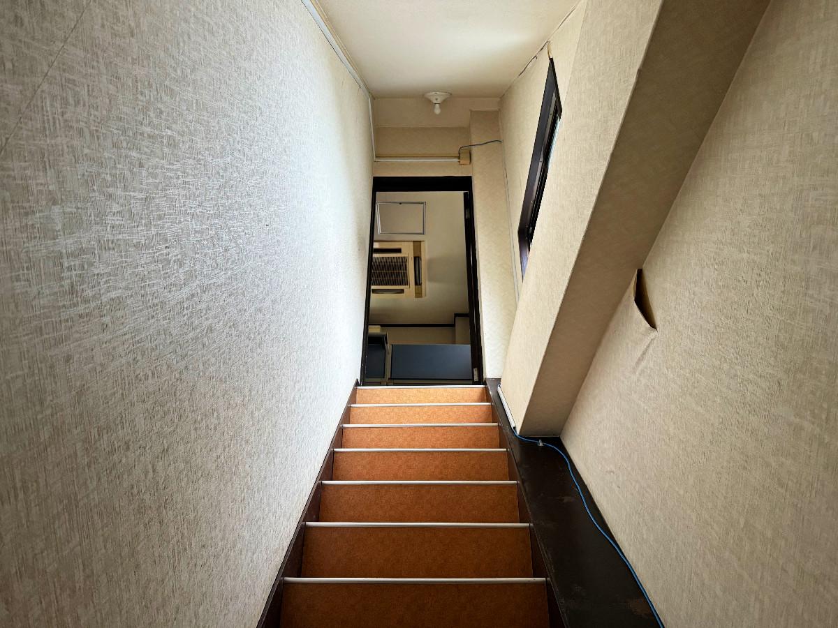 京都市北区紫竹大門町38ー6の売買物件/階段室は鉄骨造!といった感じ