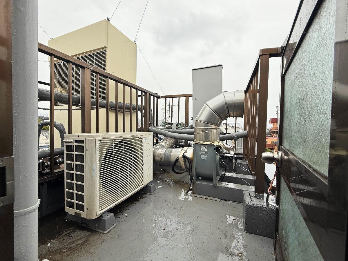 京都市北区紫竹大門町38ー6の売買物件/屋上へ上る階段もあります。屋上は小さいのでほぼ室外機置場に