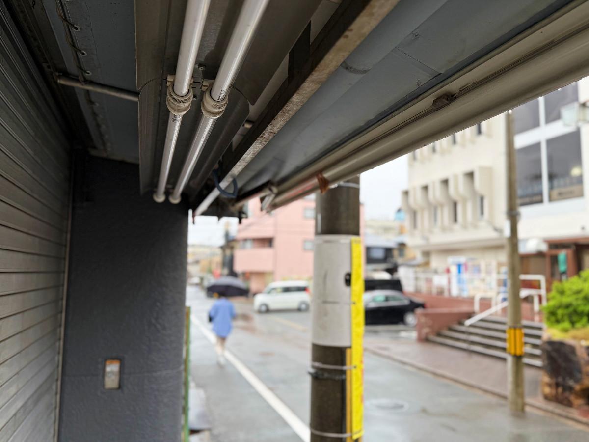 京都市北区紫竹大門町38ー6の売買物件/入口周り。オーニングに蛍光灯に。まだまだ使えそう。古さを生かしたお店造りがしたくなるディテールです