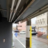 京都市北区紫竹大門町38ー6の売買物件/入口周り。オーニングに蛍光灯に。まだまだ使えそう。古さを生かしたお店造りがしたくなるディテールです