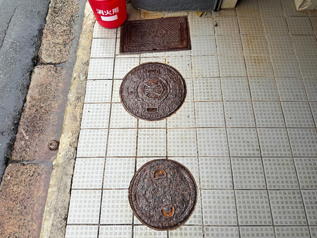 京都市北区紫竹大門町38ー6の売買物件/入口周り。長年踏まれて、磨かれてきた鉄のふた。お店の歴史を物語っています。味わい深い。。。