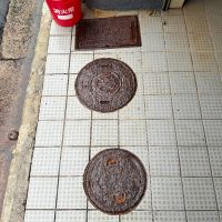 京都市北区紫竹大門町38ー6の売買物件/入口周り。長年踏まれて、磨かれてきた鉄のふた。お店の歴史を物語っています。味わい深い。。。