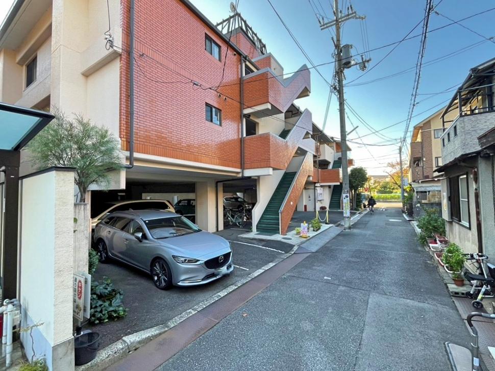 京都府京都市左京区高野泉町の売買物件/北東の私道から。1階は駐車場になってます。