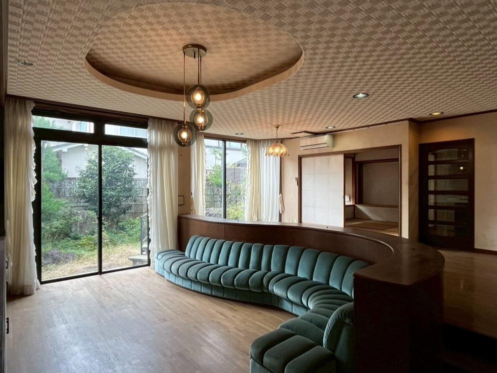 京都市北区紫竹上長目町25-1の売買物件/スキップフロアのリビング中央には、緩やかな曲線を描きモコモコのソファーが造作されている。まるでおっきな芋虫のよう。