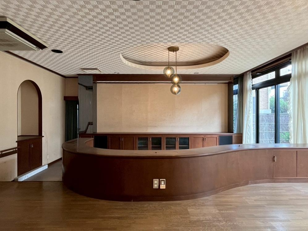 京都市北区紫竹上長目町25-1の売買物件/ここはこのイメージを崩さず表面改装を行いたいところ。正面壁はプロジェクターで投影に使えそう。