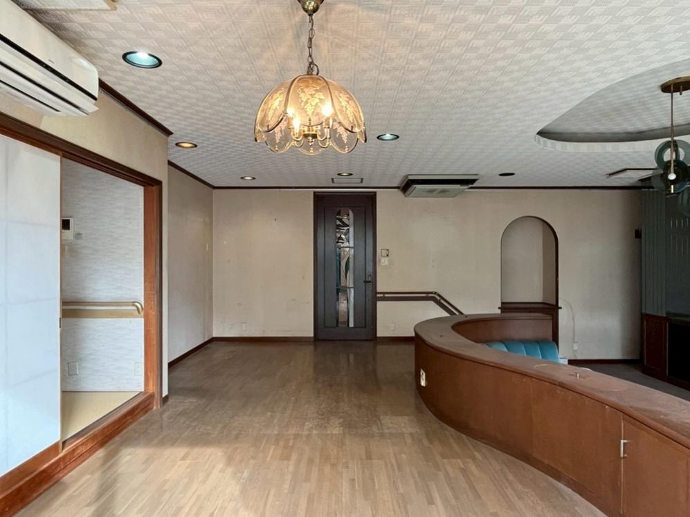 京都市北区紫竹上長目町25-1の売買物件/天高の差よって空間が分かれている印象。緩い曲線を描く木部天板には部分的にプランターを設置できる仕組みになってます