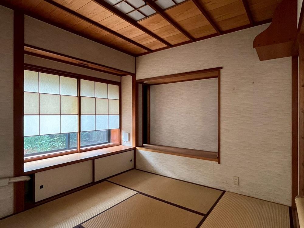 京都市北区紫竹上長目町25-1の売買物件/ダイニングと繋がる和室。雪見障子から射す陽射し。掘りごたつもあり〼