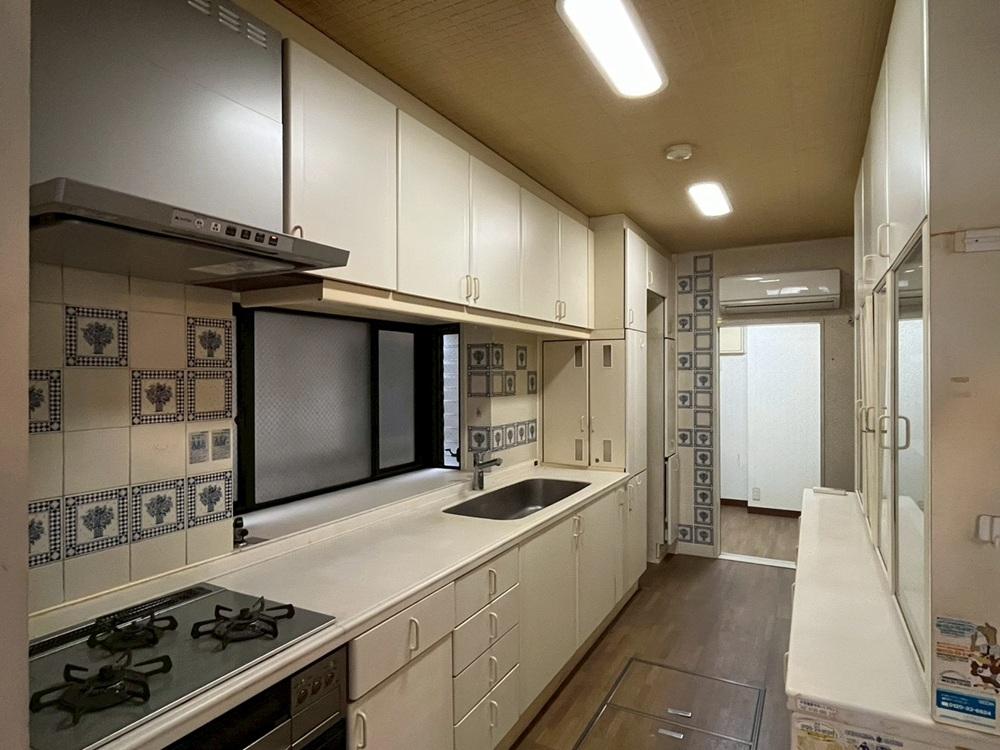 京都市北区紫竹上長目町25-1の売買物件/白いキッチンは過去に入れ替えられている模様。正面突当りは3畳ほどのパントリー