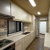 京都市北区紫竹上長目町25-1の売買物件/白いキッチンは過去に入れ替えられている模様。正面突当りは3畳ほどのパントリー