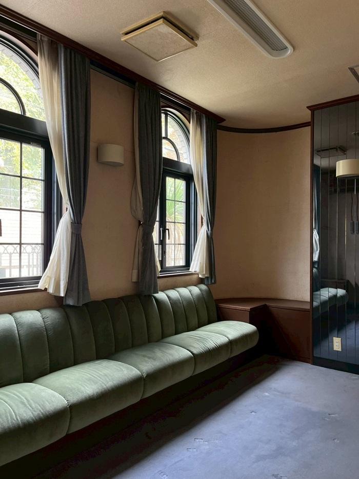 京都市北区紫竹上長目町25-1の売買物件/ここ、ものすごく良いです。前面道路側の窓際にも造作のソファー。応接としても活躍しそう。