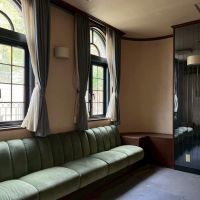 京都市北区紫竹上長目町25-1の売買物件/ここ、ものすごく良いです。前面道路側の窓際にも造作のソファー。応接としても活躍しそう。