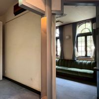 京都市北区紫竹上長目町25-1の売買物件/ソファーのある洋室を介して東側のメイン玄関と北側の勝手口へと行き来できる。