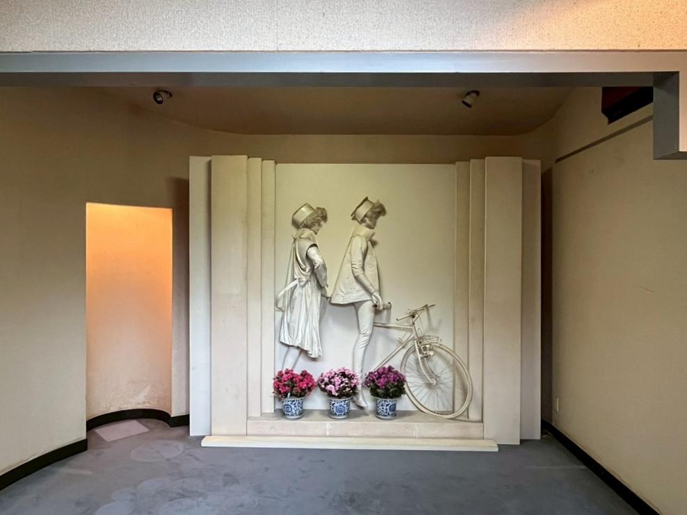 京都市北区紫竹上長目町25-1の売買物件/メインの玄関を開けるとインパクト大。間取図でいうとギャラリー部分。