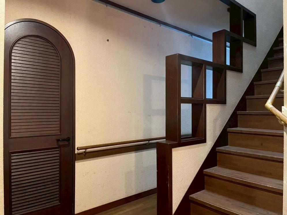 京都市北区紫竹上長目町25-1の売買物件/アーチ状のドアはキッチンへと続く。