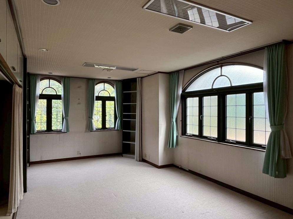 京都市北区紫竹上長目町25-1の売買物件/2階北東｜リズムよくアーチが続く。21帖の贅沢な空間