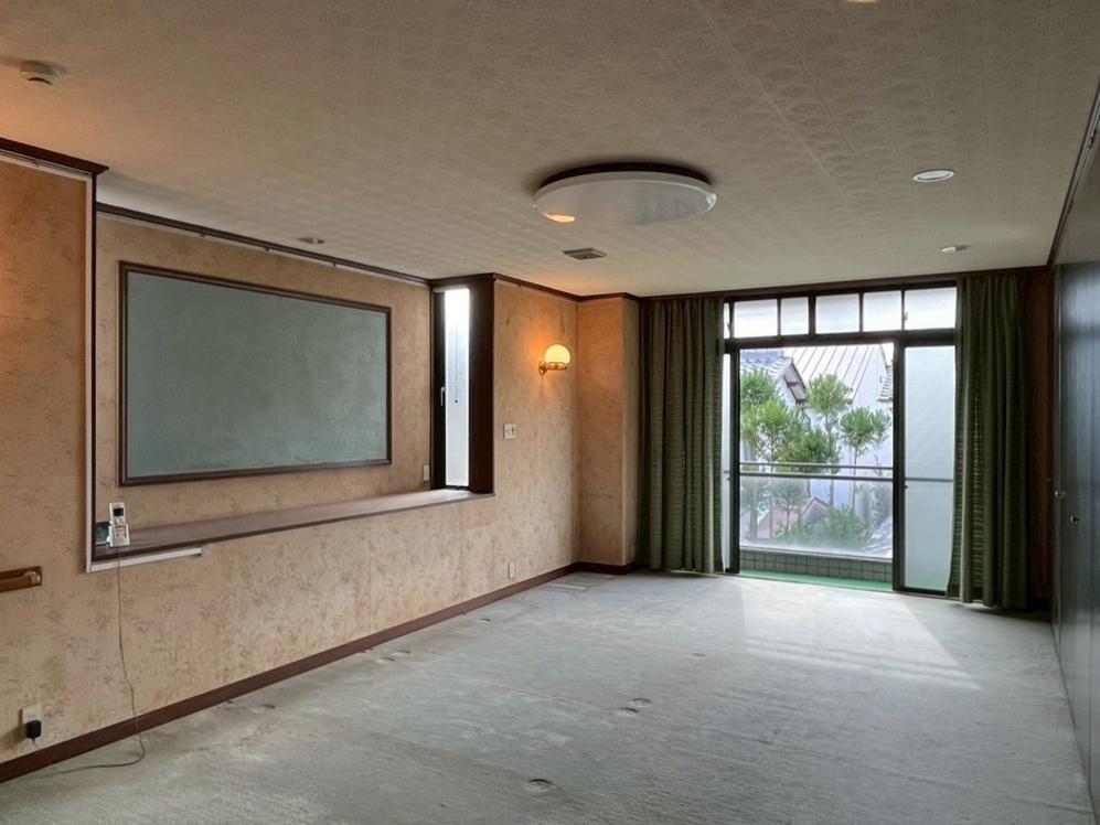 京都市北区紫竹上長目町25-1の売買物件/2階南東｜ここが主寝室だったのでしょうか。。。出窓ガラス面は塞いである模様。