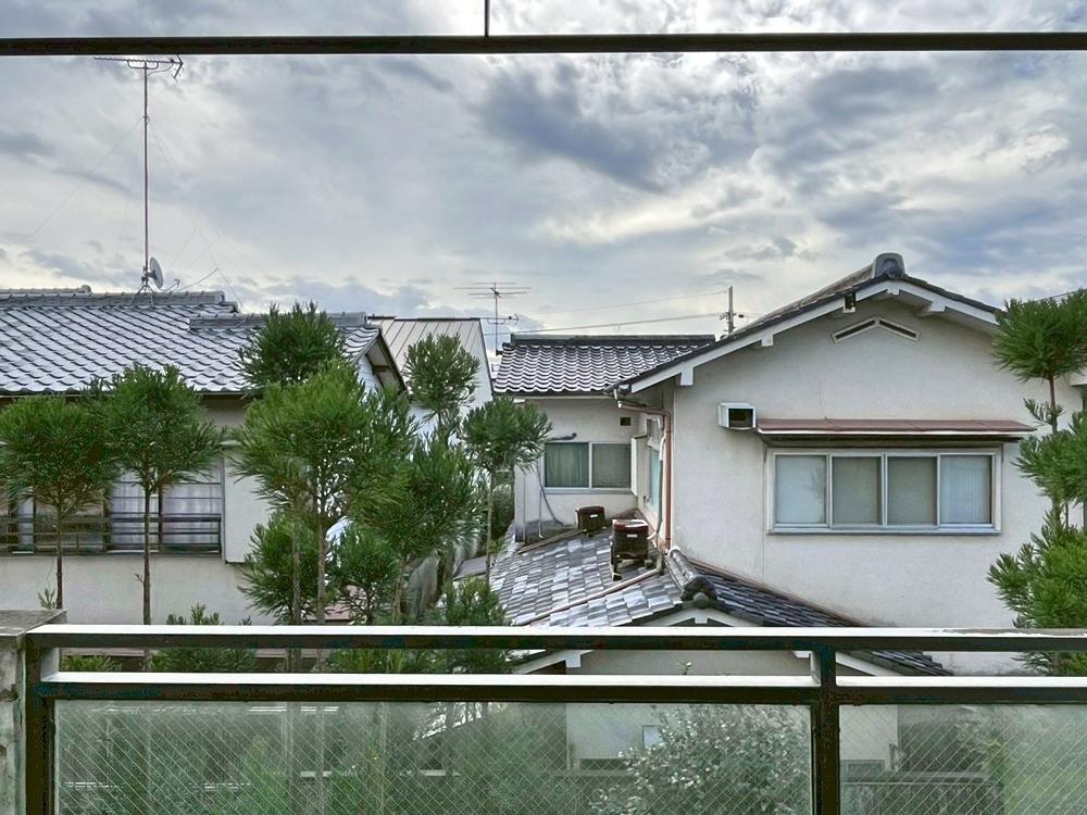 京都市北区紫竹上長目町25-1の売買物件/2階南東｜圧迫感はないが、2階建ての民家が並ぶ。