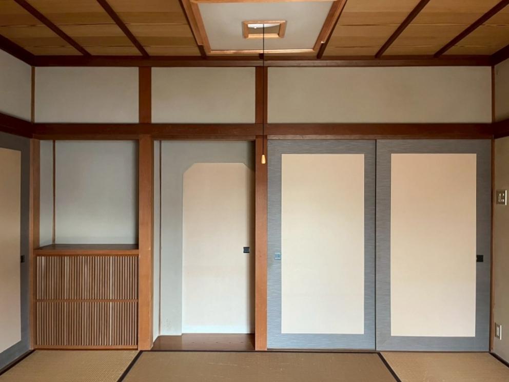 京都市北区紫竹上長目町25-1の売買物件/2階南西｜左側の少し屈んで通る襖の向こうには茶器などを収める水屋。この襖の裏面は市松模様。