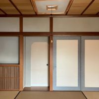 京都市北区紫竹上長目町25-1の売買物件/2階南西｜左側の少し屈んで通る襖の向こうには茶器などを収める水屋。この襖の裏面は市松模様。