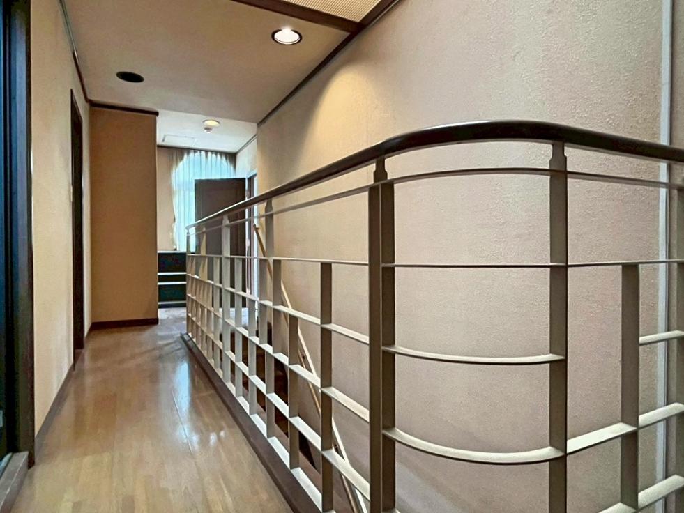 京都市北区紫竹上長目町25-1の売買物件/階段上部には大きなトップライトがあり、柔らかい光が入る