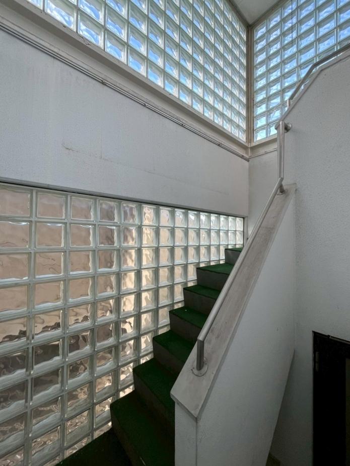 京都市北区紫竹上長目町25-1の売買物件/ガラスブロックで囲まれる屋上への階段室。気持ち良いけどガラスが欠けている箇所もあるので修繕は必要。