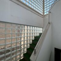 京都市北区紫竹上長目町25-1の売買物件/ガラスブロックで囲まれる屋上への階段室。気持ち良いけどガラスが欠けている箇所もあるので修繕は必要。