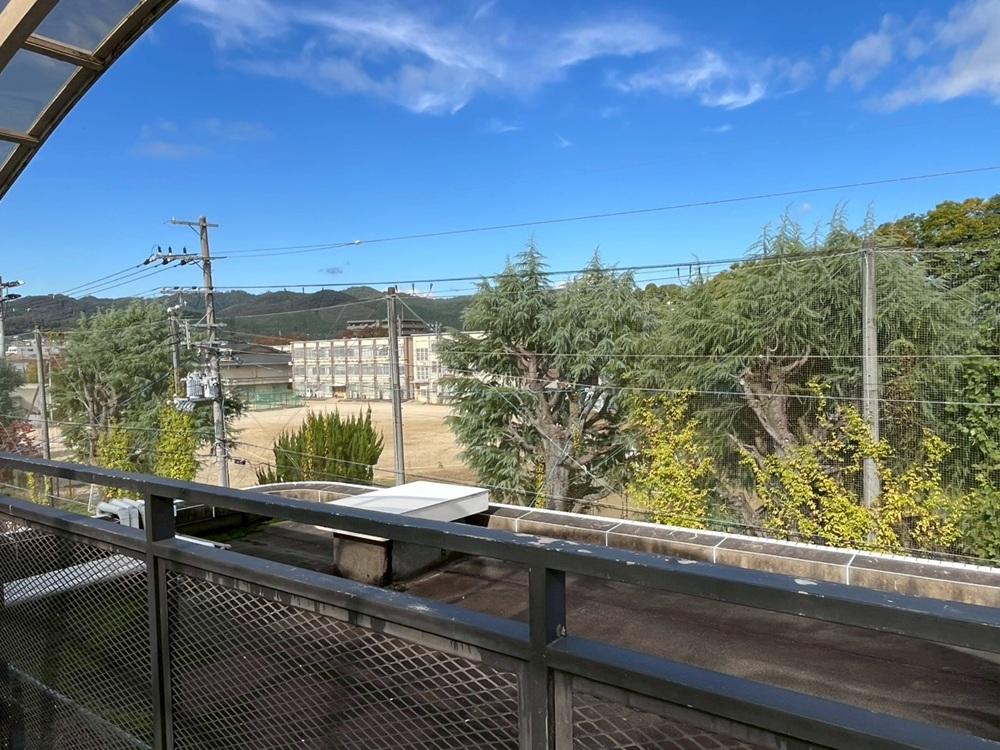 京都市北区紫竹上長目町25-1の売買物件/北側の加茂川中学校方面。後者の向こうに船形が見える