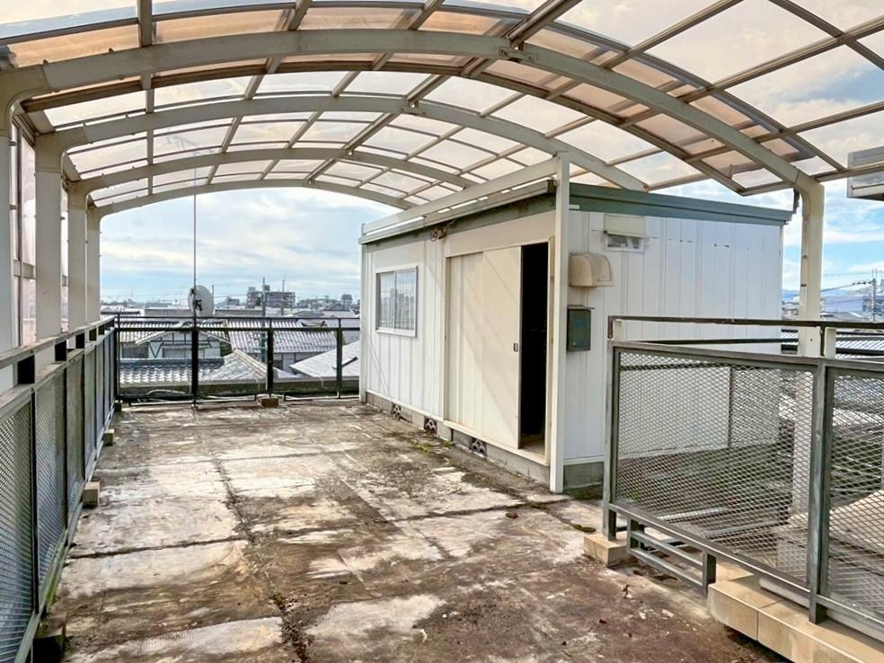 京都市北区紫竹上長目町25-1の売買物件/屋上のこの屋根と物置が増築未登記部分。まずは防水工事を！