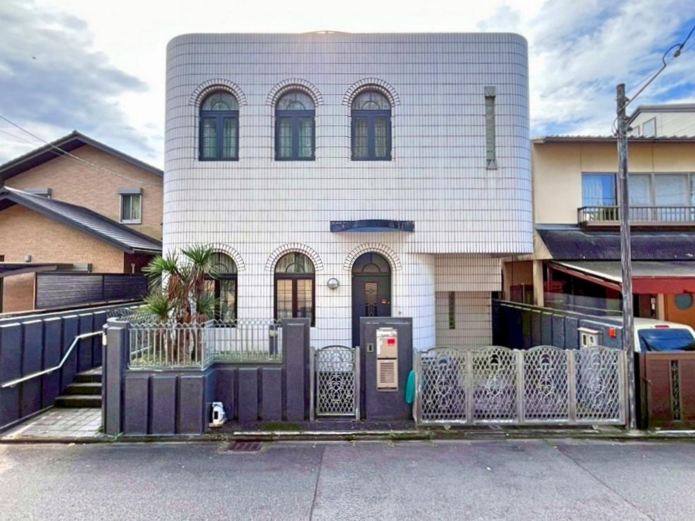 京都市北区紫竹上長目町25-1の売買物件/アーチ状の窓が並び両角にはアールがつけてある。左側の通路はメインの玄関へのルート。正面にサブ玄関、その横が駐車場（車種による）