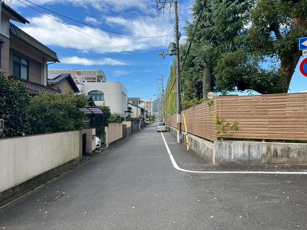 京都市北区紫竹上長目町25-1の売買物件/中学校との間の前面道路は一方通行なので通行量はかなり少ない。先に見える白いキューブ状の建物が該当物件。