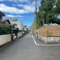 京都市北区紫竹上長目町25-1の売買物件/中学校との間の前面道路は一方通行なので通行量はかなり少ない。先に見える白いキューブ状の建物が該当物件。