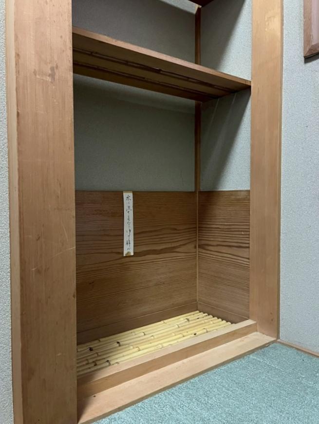 京都市北区紫竹上長目町25-1の売買物件/2階南西｜水屋流しまで！ただ「水は流せない旨」の細長い張り紙有