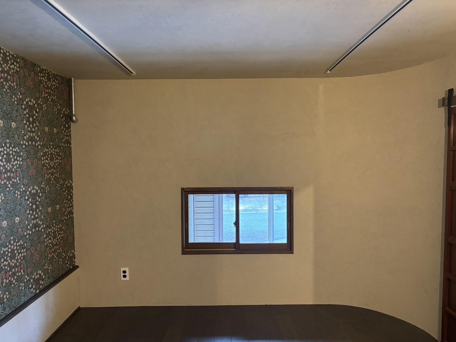 京都市北区紫野下⾨前町69-4の賃貸物件/1階│商店街側の窓はあえて小さめ。外からの視線が入りにくく、隠れ家的に使えます