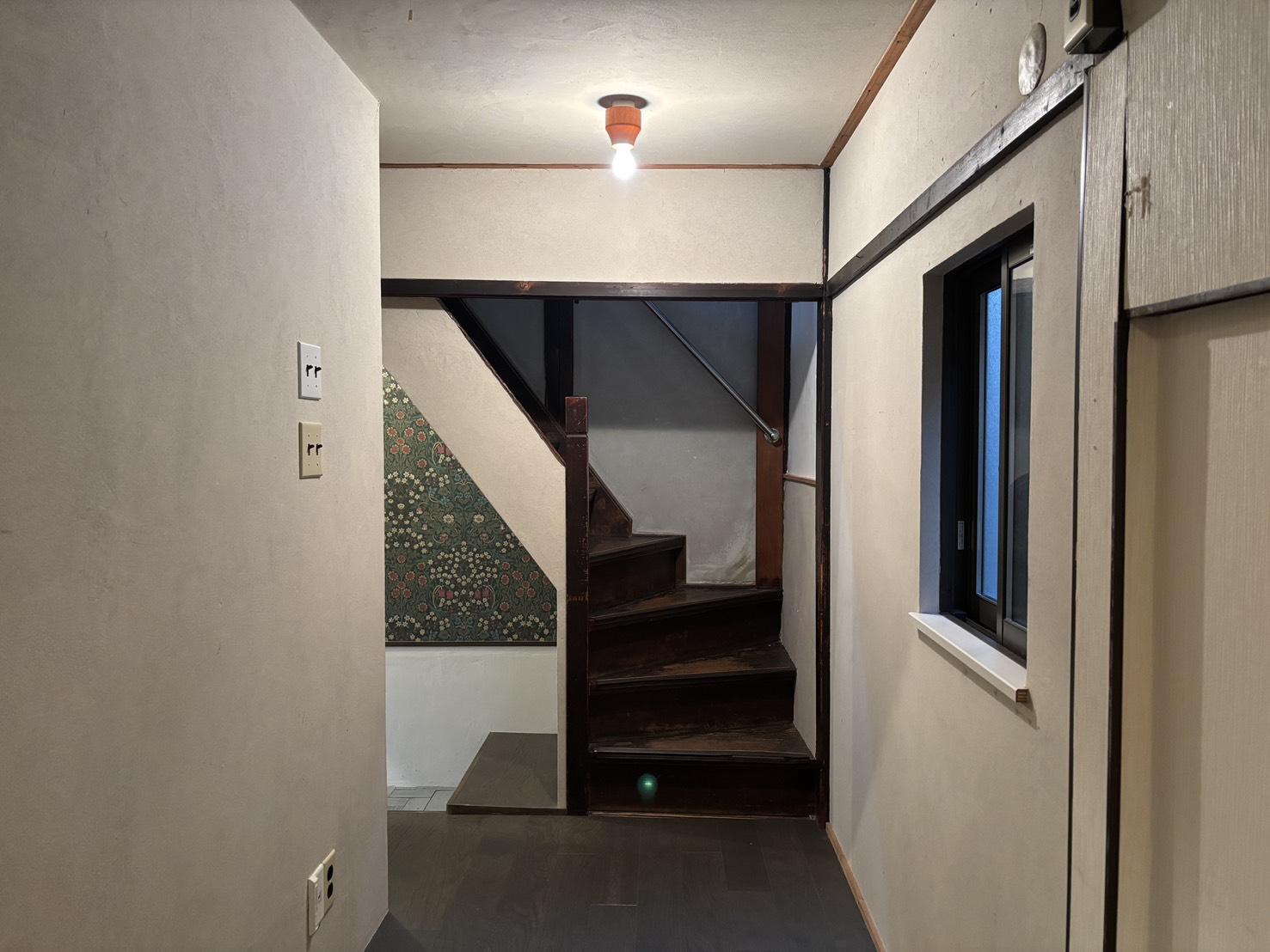 京都市北区紫野下⾨前町69-4の賃貸物件/1階│キッチン側から見た階段まわりの様子